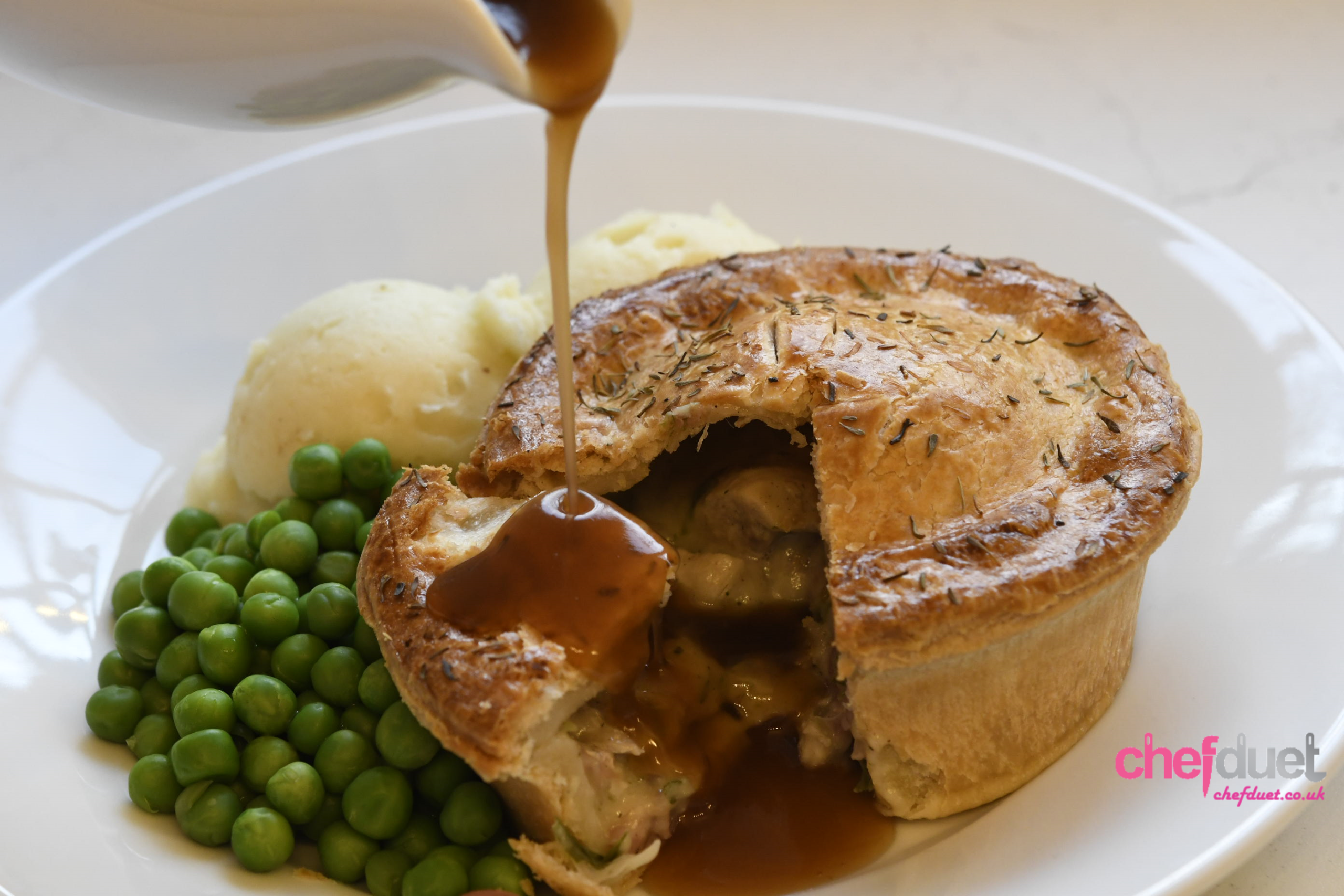 Pie-mash-peas_with_gravy